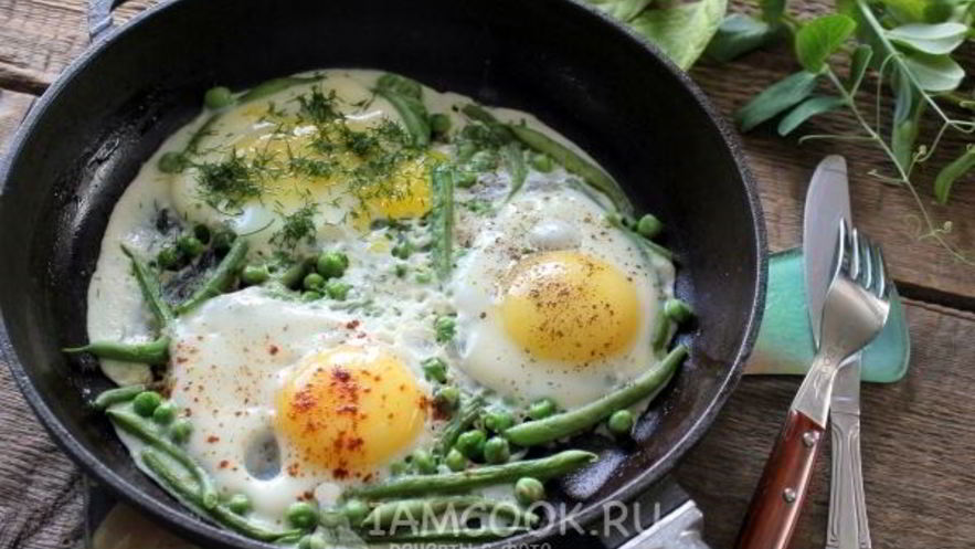 Рецепт яичницы с горошком и стручковой фасолью