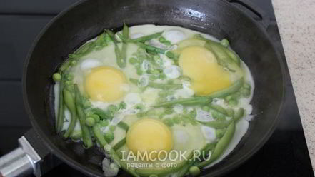 Рецепт яичницы с горошком и стручковой фасолью