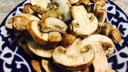 Рецепт яичницы с грибами, грудинкой и овощами