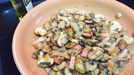 Рецепт яичницы с грибами, грудинкой и овощами