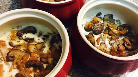 Рецепт яичницы с грибами, грудинкой и овощами