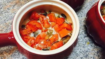 Рецепт яичницы с грибами, грудинкой и овощами