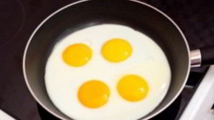 Рецепт яичницы с грибами и луком