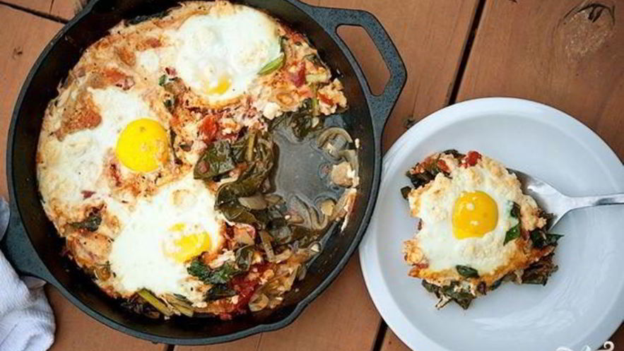 Рецепт яичницы с капустой кале и сыром фета