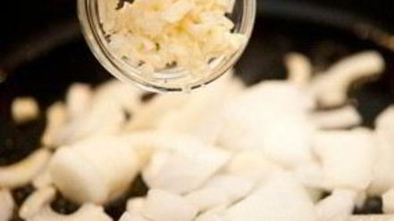 Рецепт яичницы с капустой кале и сыром фета