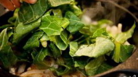 Рецепт яичницы с капустой кале и сыром фета