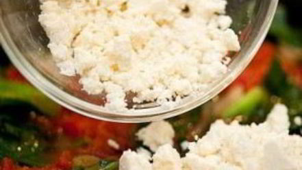 Рецепт яичницы с капустой кале и сыром фета