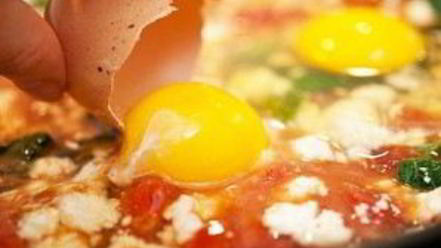 Рецепт яичницы с капустой кале и сыром фета