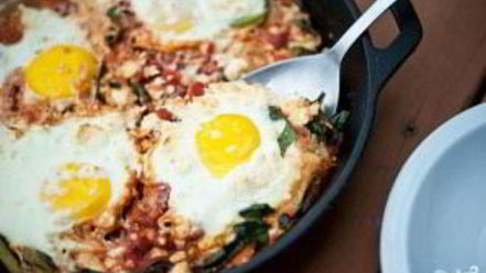 Рецепт яичницы с капустой кале и сыром фета