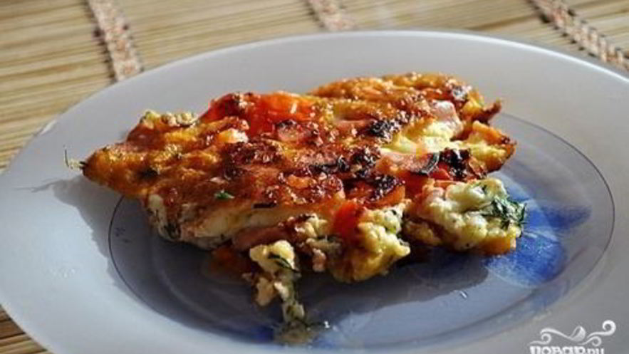 Рецепт яичницы с колбасой, помидорами и сыром