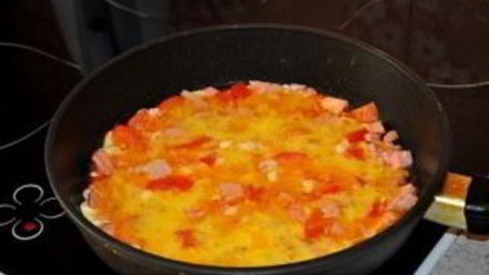 Рецепт яичницы с колбасой, помидорами и сыром