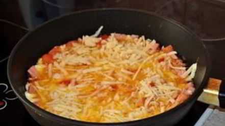 Рецепт яичницы с колбасой, помидорами и сыром