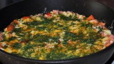 Рецепт яичницы с колбасой, помидорами и сыром