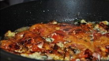 Рецепт яичницы с колбасой, помидорами и сыром