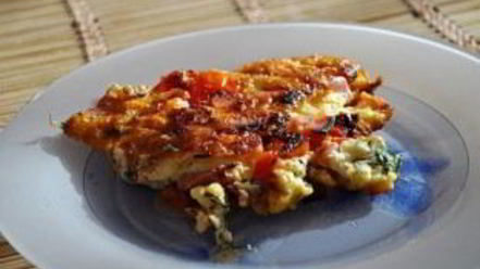 Рецепт яичницы с колбасой, помидорами и сыром