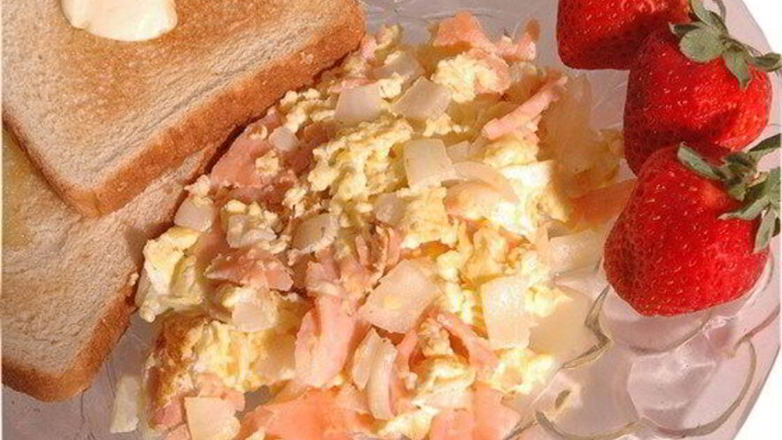 Рецепт яичницы с копченым лососем и лимонным кремом