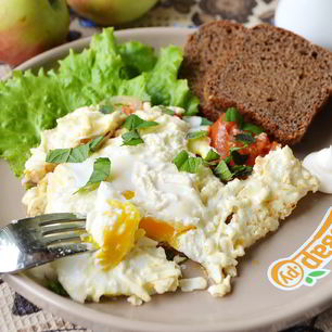 Рецепт Яичницы с помидорами и базиликом