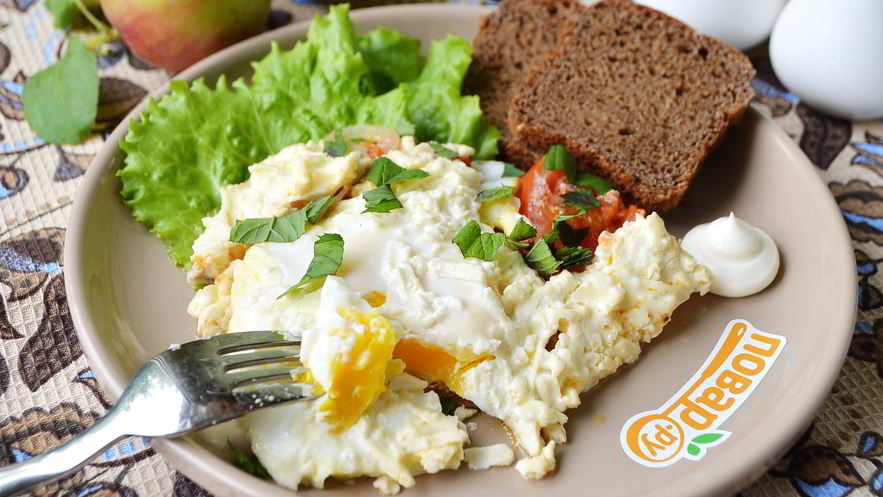 Рецепт яичницы с помидорами и базиликом