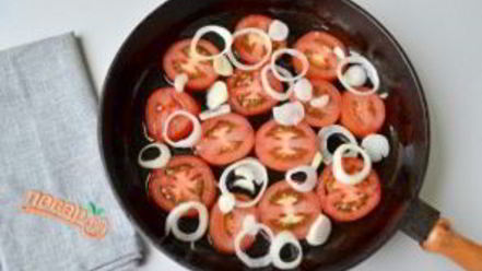 Рецепт яичницы с помидорами и базиликом