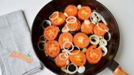 Рецепт яичницы с помидорами и базиликом