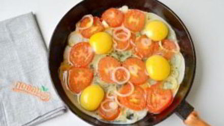 Рецепт яичницы с помидорами и базиликом