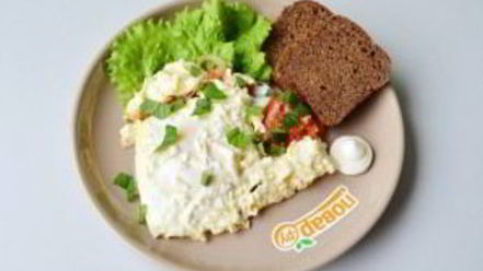 Рецепт яичницы с помидорами и базиликом