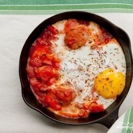 Рецепт Яичницы с помидорами и колбасой