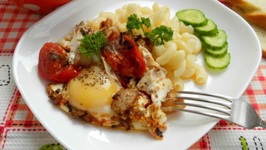 Рецепт яичницы с салом и помидорами
