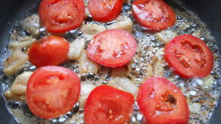 Рецепт яичницы с салом и помидорами