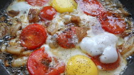 Рецепт яичницы с салом и помидорами