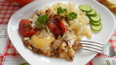 Рецепт яичницы с салом и помидорами