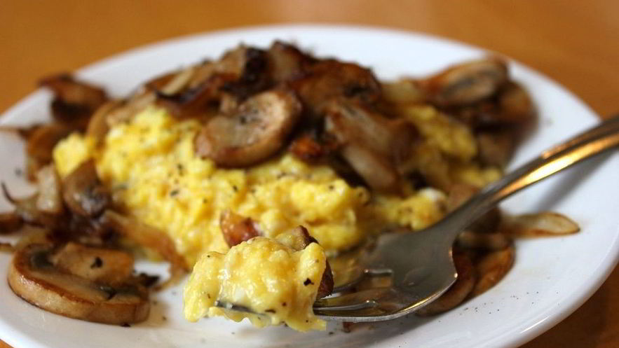Рецепт яичницы с шампиньонами