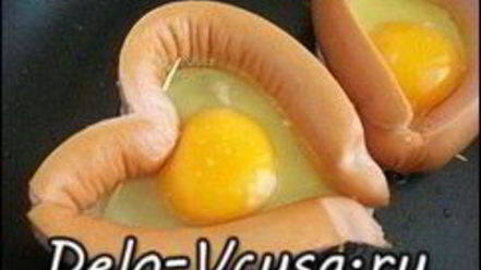 Рецепт яичницы с сосисками для романтического завтрака