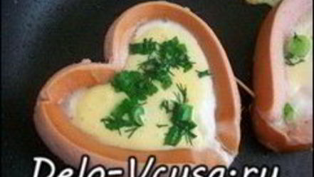 Рецепт яичницы с сосисками для романтического завтрака