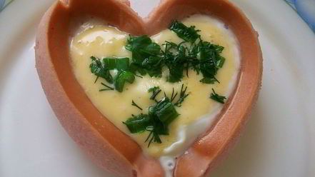 Рецепт яичницы с сосисками для романтического завтрака