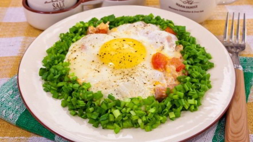 Рецепт яичницы с ветчиной и помидорами