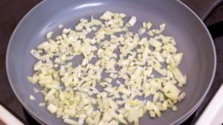 Рецепт яичницы с ветчиной и помидорами