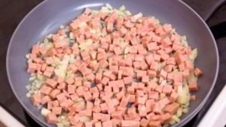 Рецепт яичницы с ветчиной и помидорами