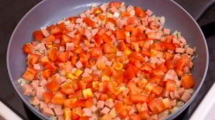 Рецепт яичницы с ветчиной и помидорами