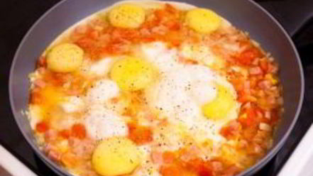 Рецепт яичницы с ветчиной и помидорами