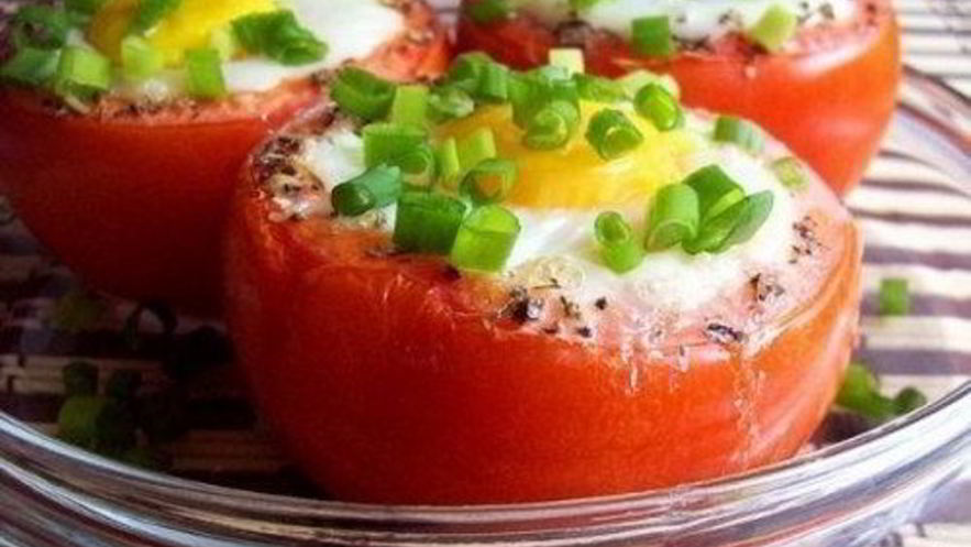 Рецепт яичницы с зеленью в помидорах