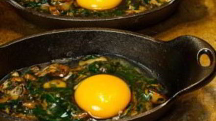 Рецепт яичницы со шпинатом и грибами в духовке