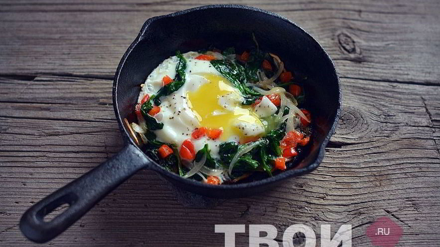 Рецепт яичницы со шпинатом и перцем