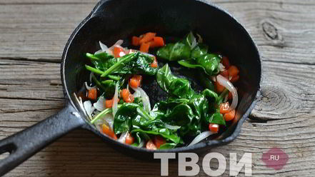 Рецепт яичницы со шпинатом и перцем