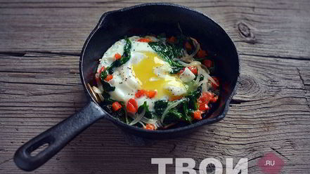 Рецепт яичницы со шпинатом и перцем