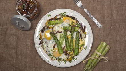 Рецепт яичницы со спаржей
