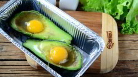 Рецепт яичницы в авокадо