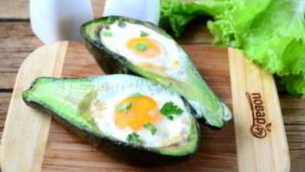 Рецепт яичницы в авокадо