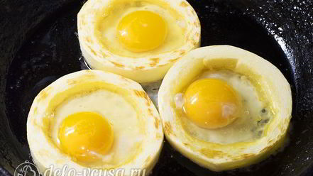 Рецепт яичницы в кабачке