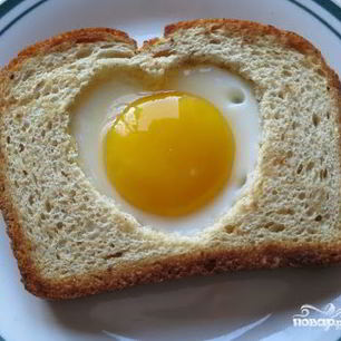Рецепт Яичницы в хлебе Сердечко